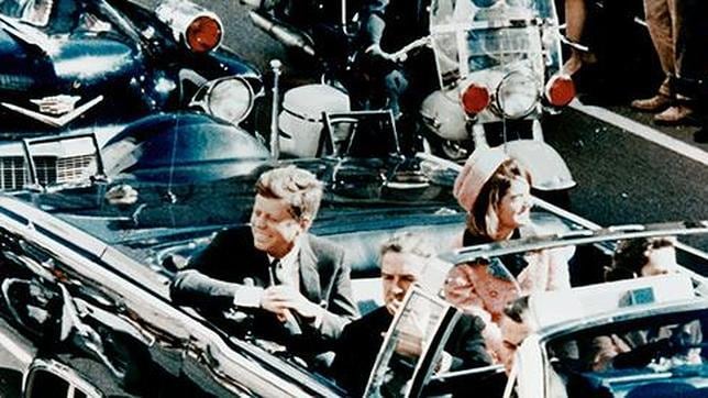 El presidente Kennedy con su esposa, minutos antes del magnicidio en Dallas