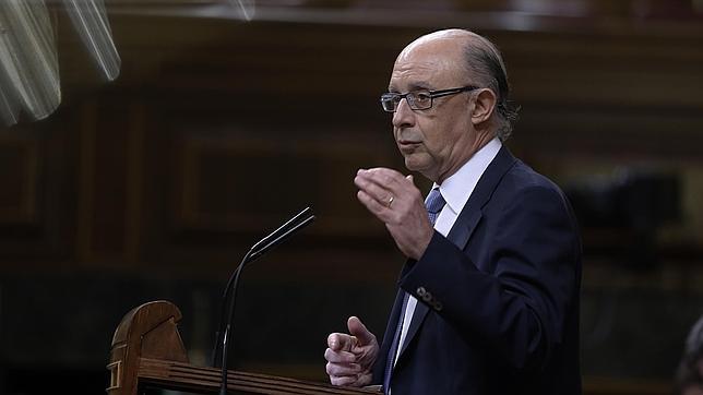 El PSOE pide cinco veces la dimisión de Montoro