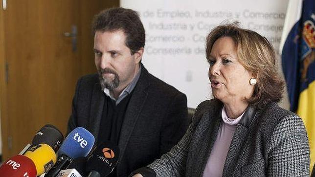 La consejera canaria de Empleo, Francisca Luengo (PSOE), y el director del SCE, Alejandro Martín