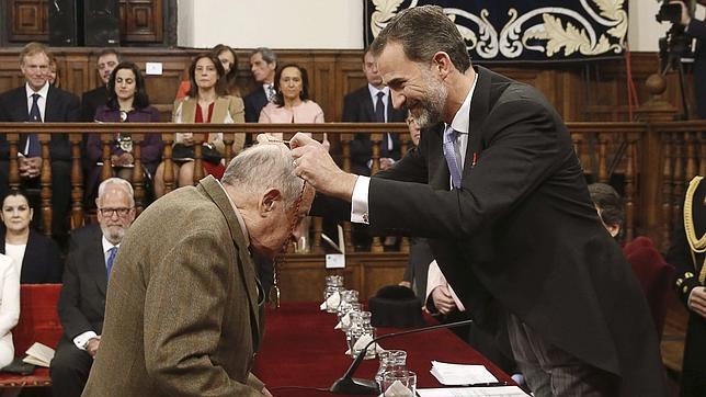 Don Felipe entrega a Juan Goytisolo la medalla que le acredita como premio Cervantes 2014