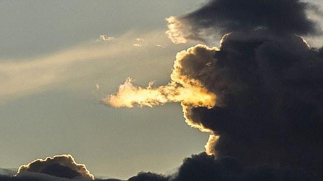 Una nube con forma de dragón captada justo el día de San Jorge