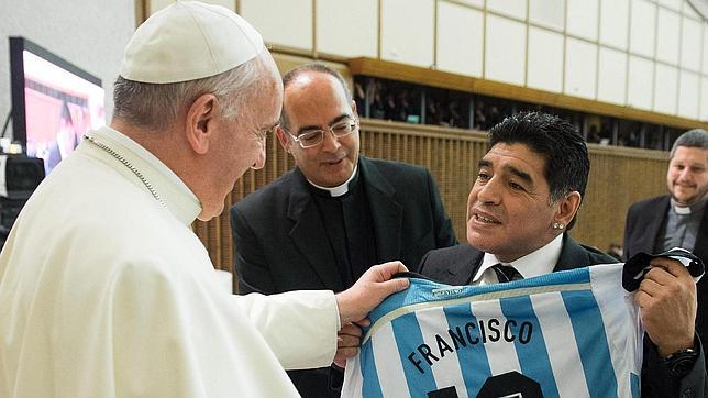 Maradona se dice «hincha de Francisco» tras reunirse en privado con el Papa