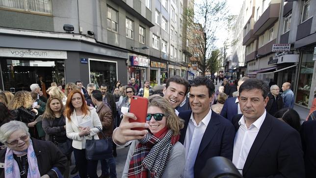 El socialista durante su visita a Galicia