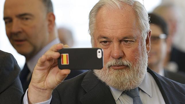 Cañete defiende que la experiencia en el sector privado «es positiva» en la vida pública