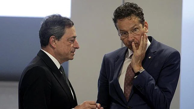 El presidente del Banco Central Europeo (BCE), Mario Draghi, habla con el presidente del Eurogrupo, Jeroen Dijsselbloem