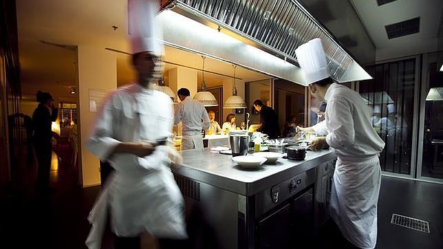 Cocina del restaurante Dos Cielos, en Barcelona