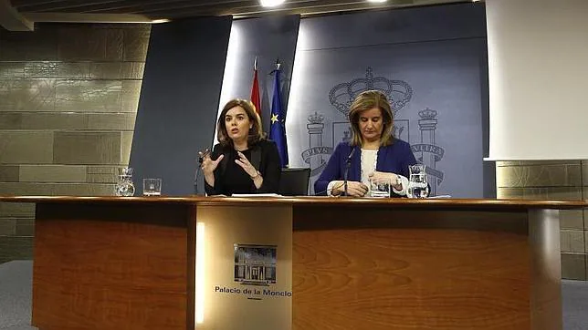 Soraya Saénz de Santamaría y Fátima Báñez durante el Consejo de Ministros
