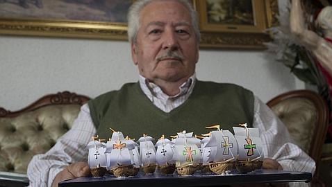 Pedro es todo un mañoso, hace hasta carabelas con cascos de nueces