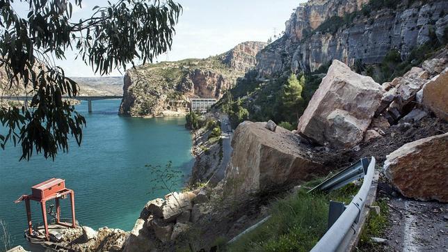 La central eléctrica de Cortes de Pallás vuelve a funcionar tras el desprendimiento