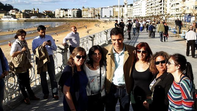 Sánchez lleva su precampaña al País Vasco: noche en San Sebastián, fiesta de la rosa en Durango