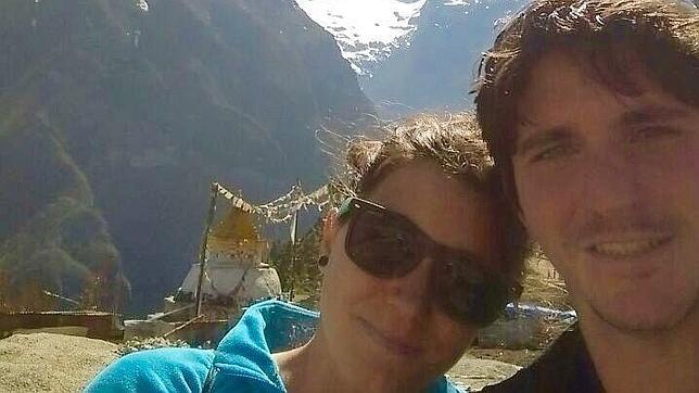 Los jóvenes Rosa y Arturo, durante su viaje a Nepal, con el monte Everest al fondo