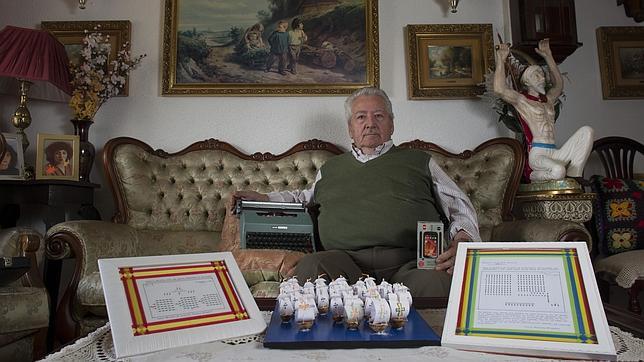 Pedro Castiblanque Ballesteros es uno de los premiados por su oficio, o más bien afición, como él dice, que es «hacedor de cuadros con hilos y máquina de escribir»