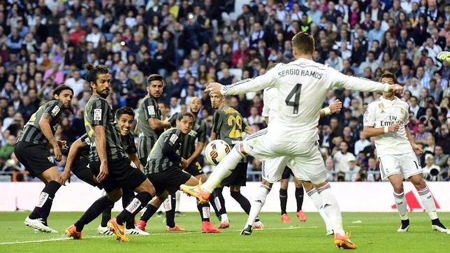 Ramos marca frente al Málaga, ante la mirada de Chicharito