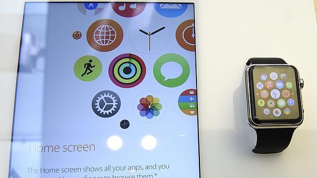 Vista del reloj inteligente de Apple, el Apple Watch, expuesto en una tienda de Apple en San Francisco