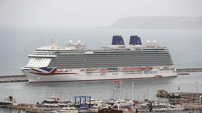 El crucero Britannia, durante su paso por Alicante