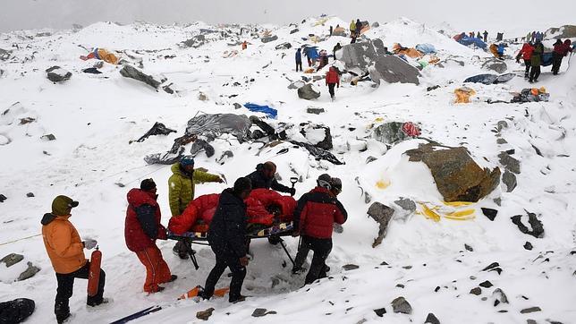 Rescate de heridos en el campo base del Everest