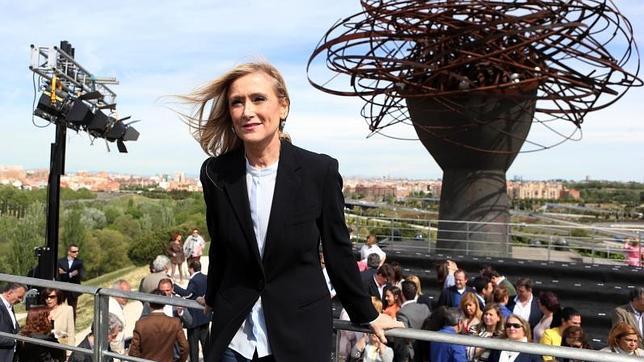 Cristina Cifuentes, candidata del PP a la Comunidad junto a su equipo en el Parque Lineal del Manzanares