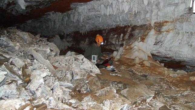 Muestreo en la cueva de Castañar de Ibor (Cáceres)