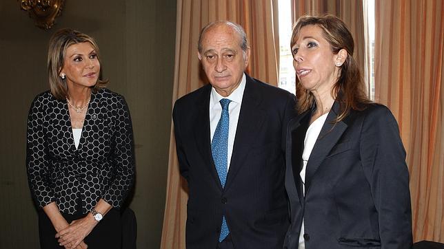 Fernández Díaz, en el Círculo Ecuestre junto a Llanos de Luna y Sánchez-Camacho