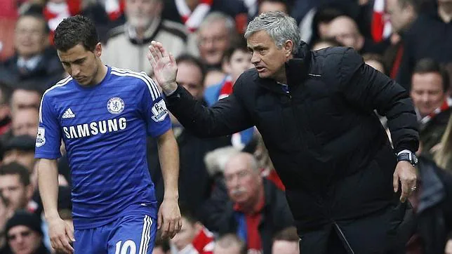 Mourinho da instrucciones a Hazard durante el Arsenal-Chelsea de este fin de semana