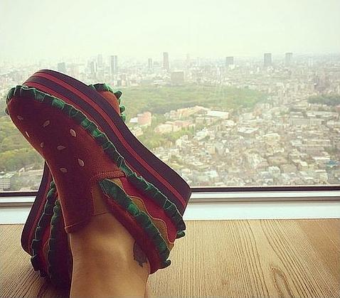 Los zapatos en forma de hamburguesa de Katy Perry en Tokio