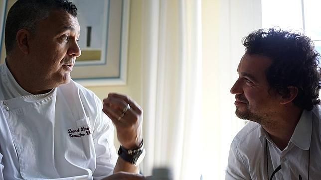 El cocinero Leonel Pereira conversa con el artista Miki Leal