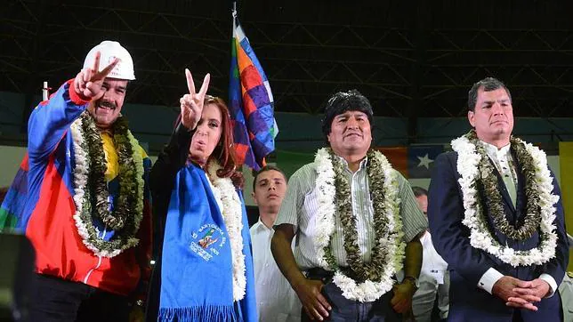 Nicolás Maduro (i), con Cristina Fernández, Evo Morales y Rafael Correa (d), en una reunión de Unasur en Cochabamba