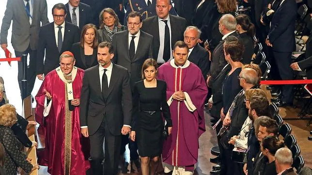 Los Reyes de España entran en la basílica de la Sagrada Familia de Barcelona para asistir al funeral institucional