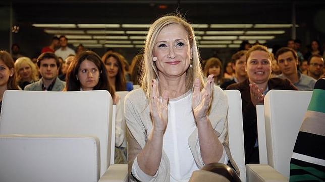 Cifuentes ampliará el abono joven hasta 26 años y fijará tarifa plana de 20 euros