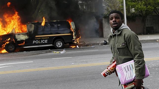 Al menos 15 agentes de Policía heridos y 27 manifestantes detenidos en los disturbios de Baltimore