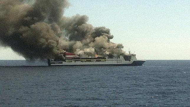 Los pasajeros del ferry evacuado llegan sanos y salvos al puerto de Palma