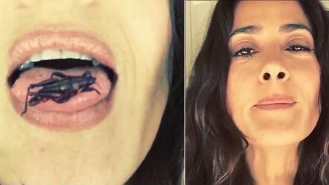 Captura del vídeo de Salma Hayek en el que aparece comiendo un grillo