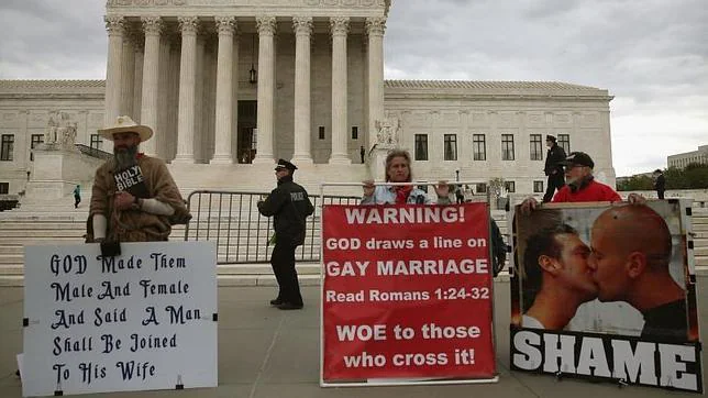Un grupo de ciudadanos se manifiestan contra el matrimonio gay en la puerta de la Corte Suprema en Washington
