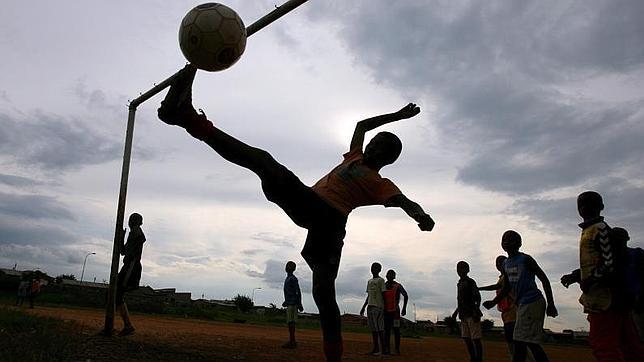 Los adolescentes que juegan habitualmente al fútbol mantienen mejor la atención