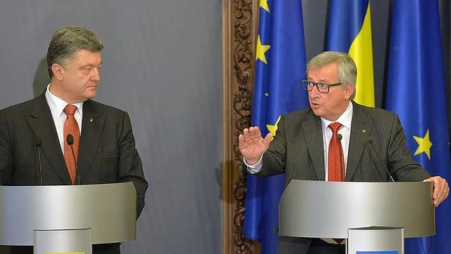 El presidente de Ucrania, Petro Poroshenko, junto al de la Comisión de la UE, Jean-Claude Juncker, en Kiev