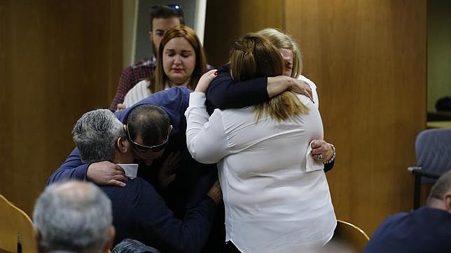Los exalcaldes Pedro Torrejón y Joaquín Tejeiro se abrazan con sus mujeres tras conocer el fallo del tribunal