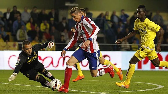 Torres regatea a Asenjo para marcar el gol de la victoria