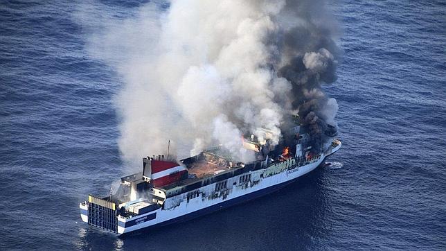 El ferry incendiado no ha producido ningún vertido de carburante