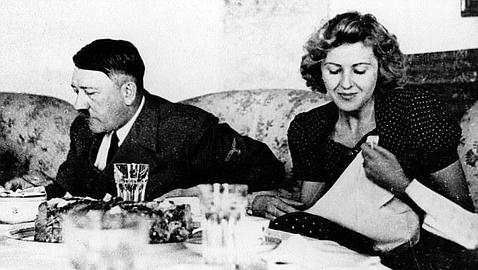 Los «tortolitos» comparten una cena. Hitler, con un plato vegetariano (como siempre)