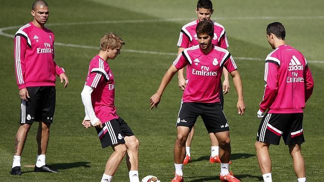 Odegaard juega con Lucas Silva, Cristiano, James y Pepe en el entrenamiento de ayer