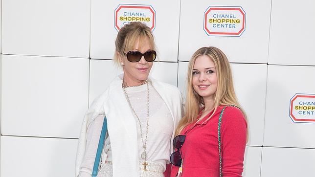 Melanie Griffith, emocionada con el baile de graduación de Stella del Carmen