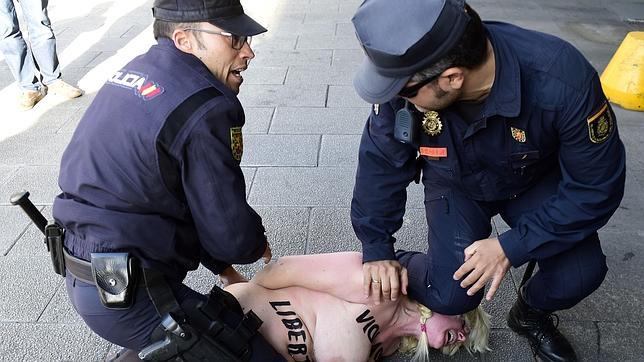 Detenida una activista de Femen por protestar semidesnuda ante Fernández Díaz