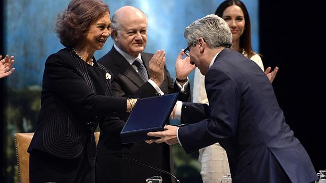 Doña Sofía entrega al hasta ahora director de «El Mundo», el pasado mes de marzo, un diploma en Toledo