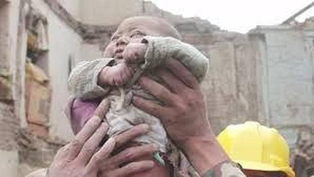 Imagen de la bebé de cuatro meses rescatada con vida tras el terremoto en Katmandú