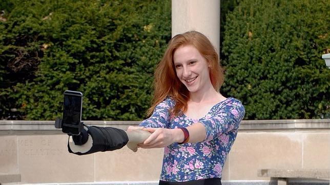 El «brazo-selfie»: un curioso invento para que parezca que no estás solo