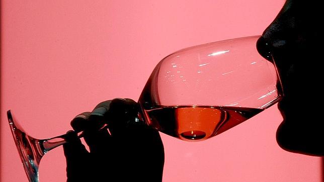 Europa aprueba una estrategia para frenar los daños del alcohol que protege al vino