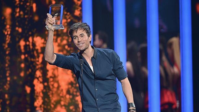 Enrique Iglesias y Romeo Santos arrasan en los premios Billboard a la Música Latina