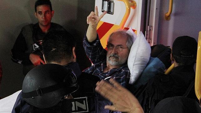 El alcalde Antonio Ledezma recibe el alta médica y es trasladado a su casa para terminar de curarse