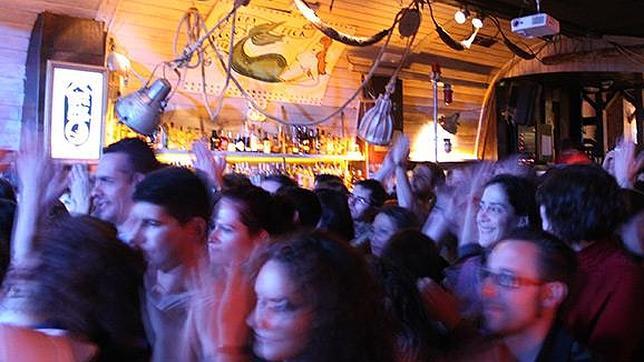 La sirena, al fondo, reside en la ballena de Moby Dick