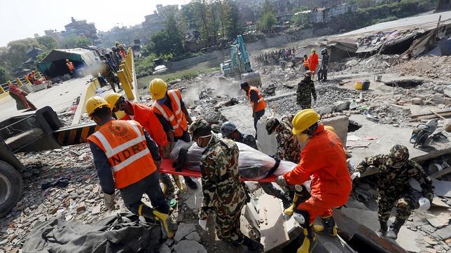 Los servicios de emergencia trabajan en Katmandú